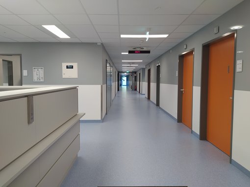 Blick aus dem Kontrollraum in den Untersuchungsraum des Herzkatheterlabors am Ortenau Klinikum in Offenburg.